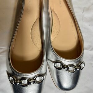 NEW Easy Spirit Metallic Silver Flats. Holiday ready silver metal chain. Sz 9.5